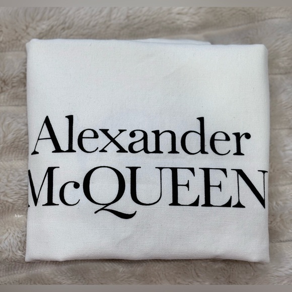 Alexander McQueen Designer Crisp White Bag with Red Ribbon Drawstring - Picture 3 of 8